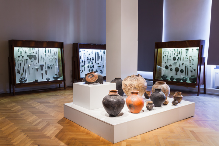 Exposición de objetos antiguos en un museo