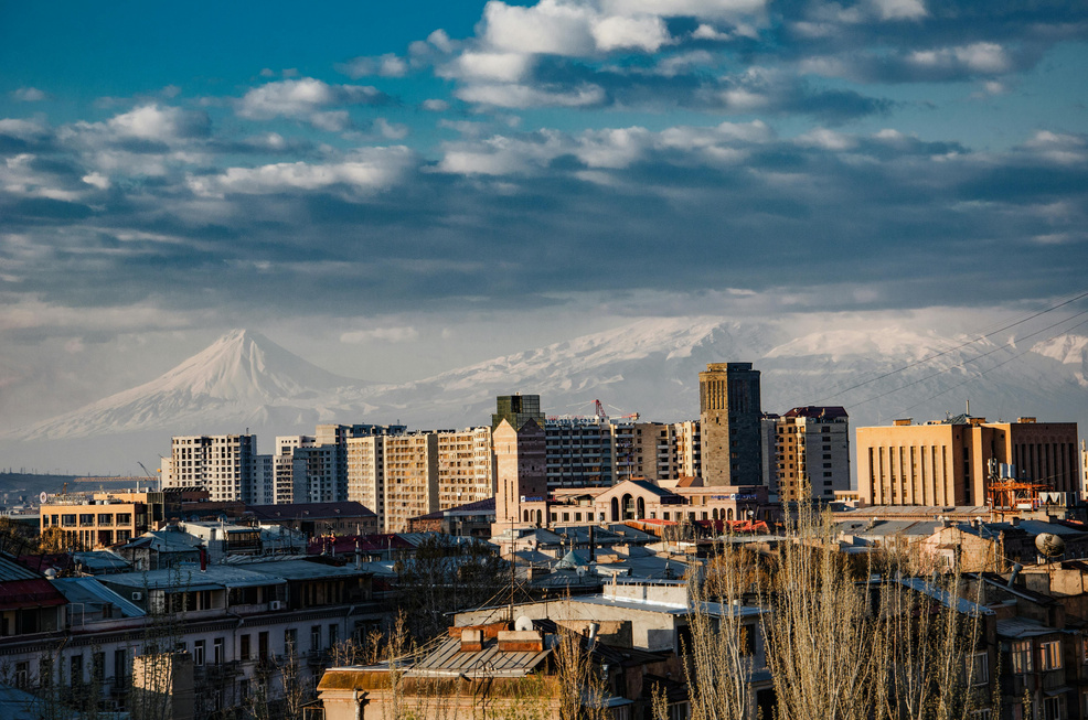 Vista panorámica de una ciudad con montañas al fondo