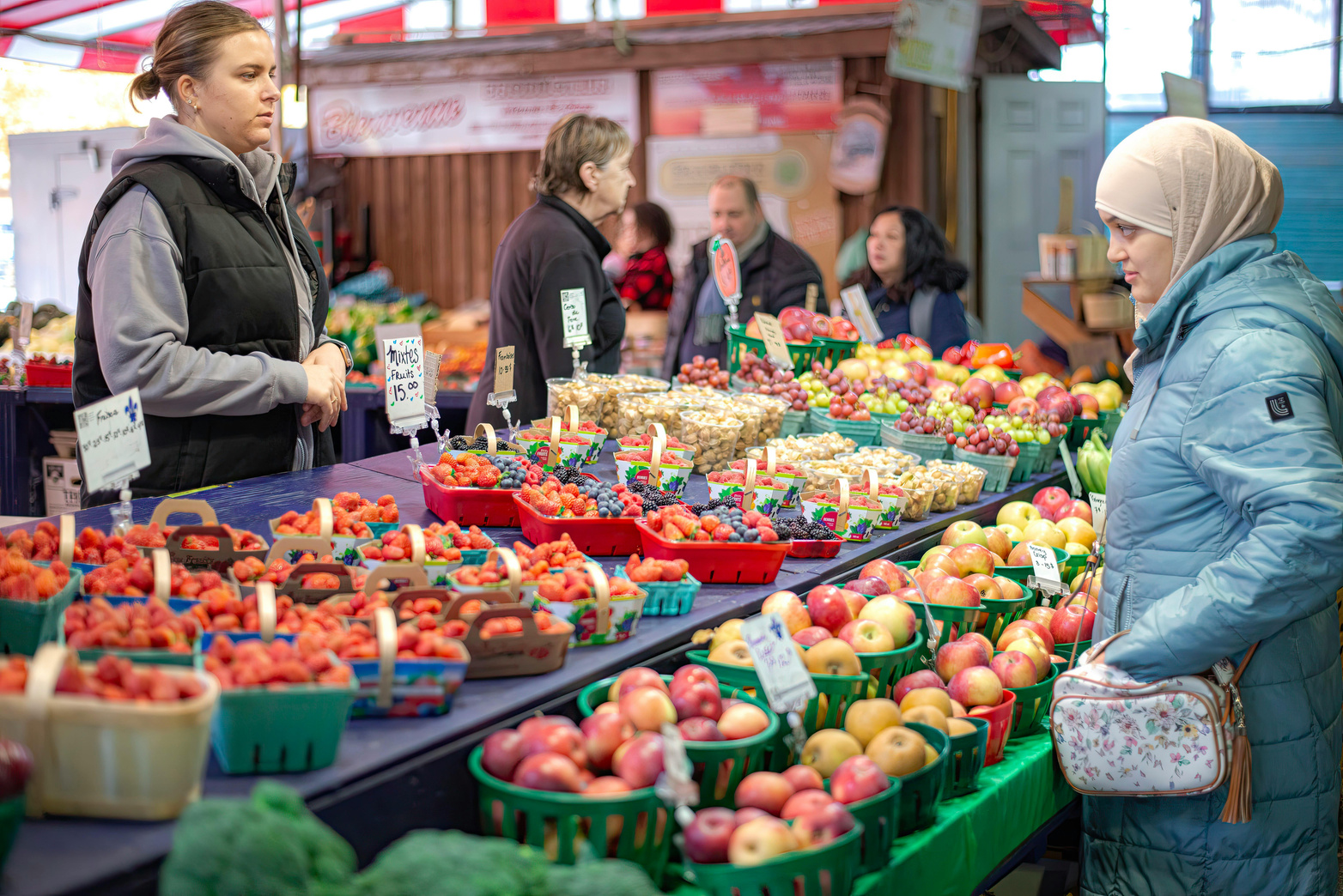 Mercado con frutas y verduras