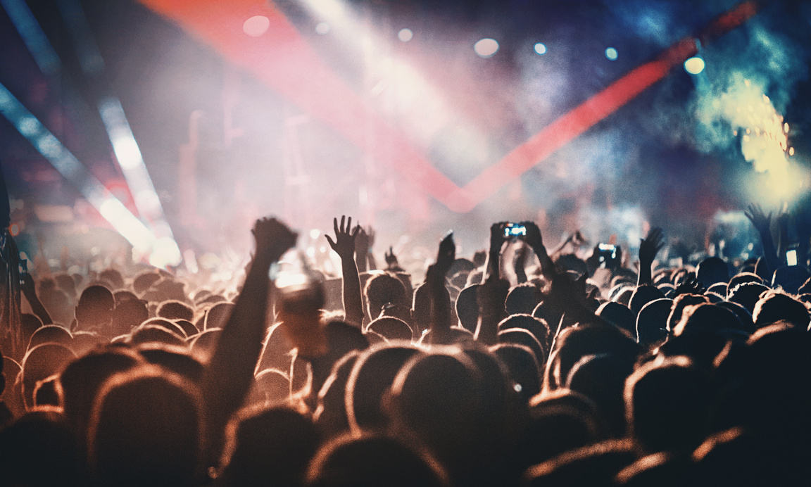 Concierto con una multitud de personas