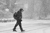 Persona caminando bajo una intensa nevada.